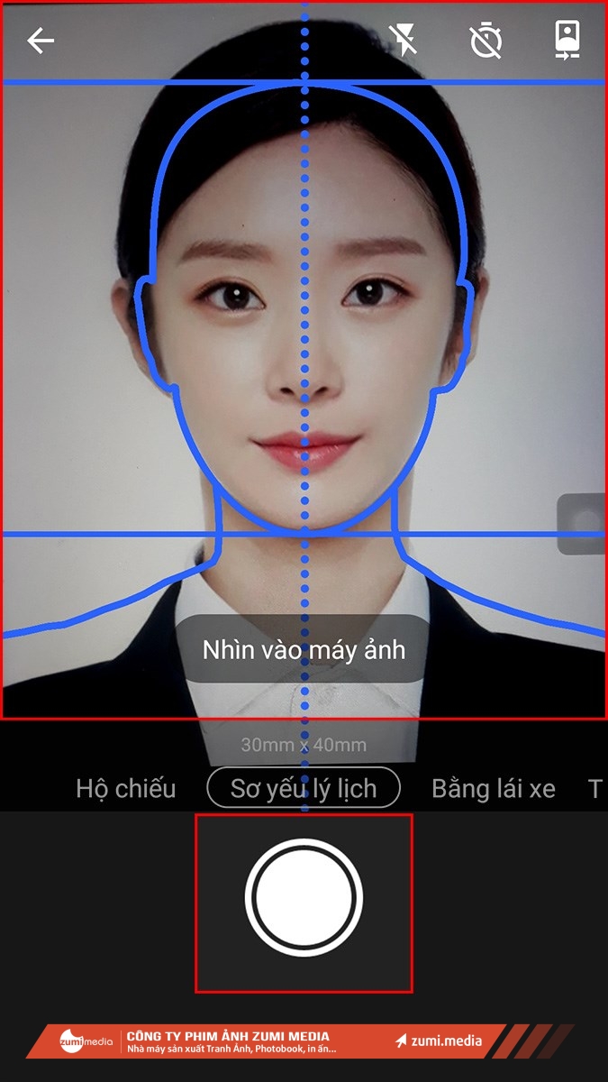Căn chỉnh phần vai và đầu sao cho khớp với phần khung viền màu xanh > Nhấn biểu tượng chụp ảnh